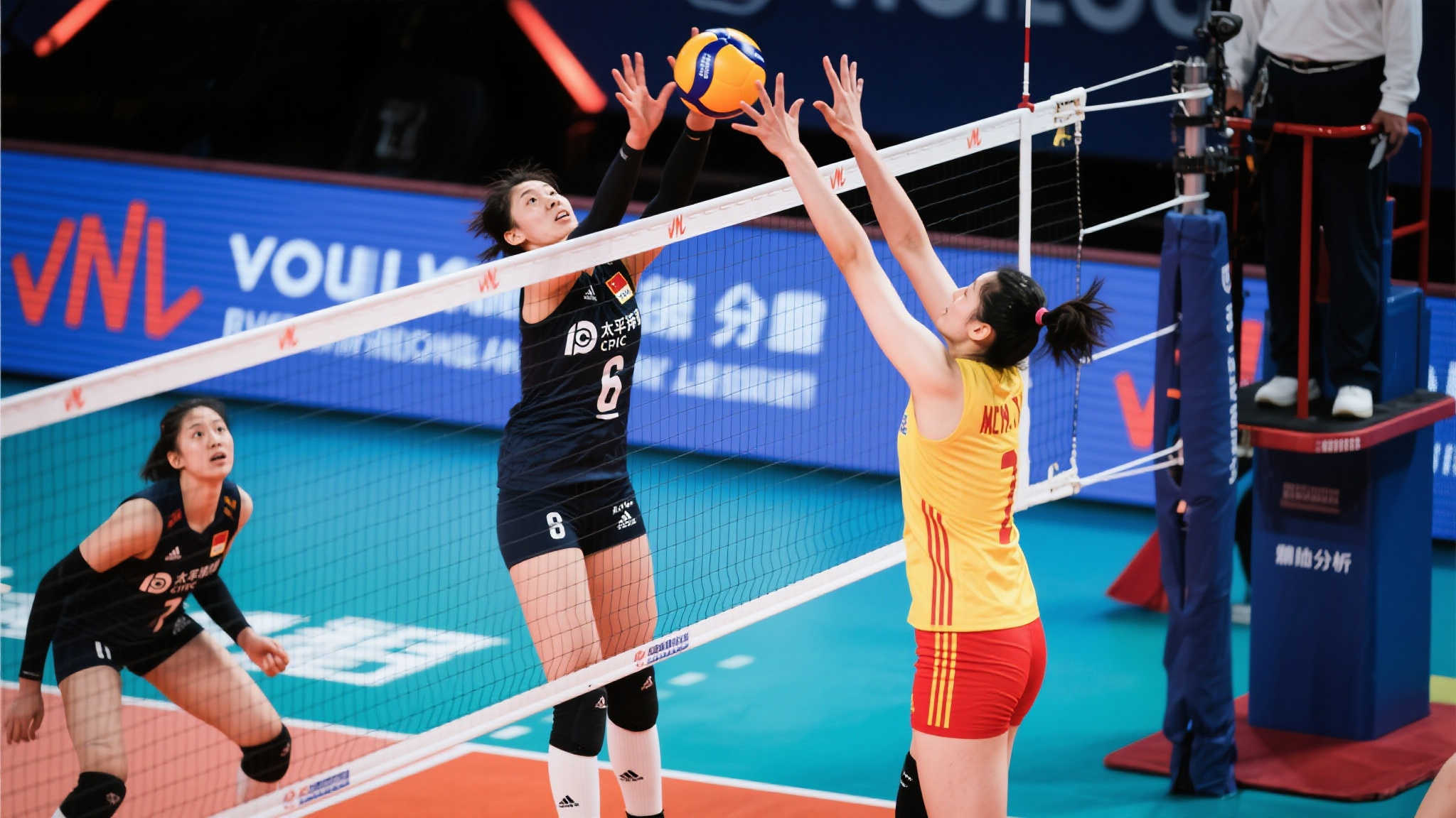 中国女排香港站不敌意大利,董禹含崭露头角展现巨大潜力