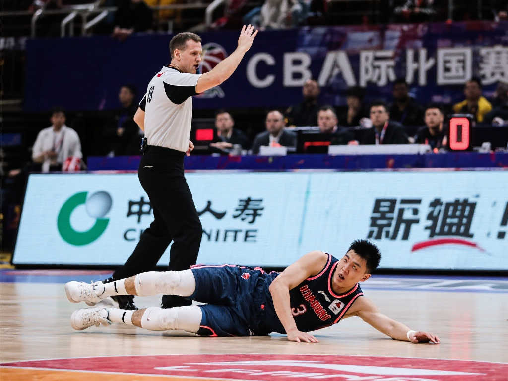 广厦‘影帝’假摔被识破,洋裁判果断判罚,球迷点赞!